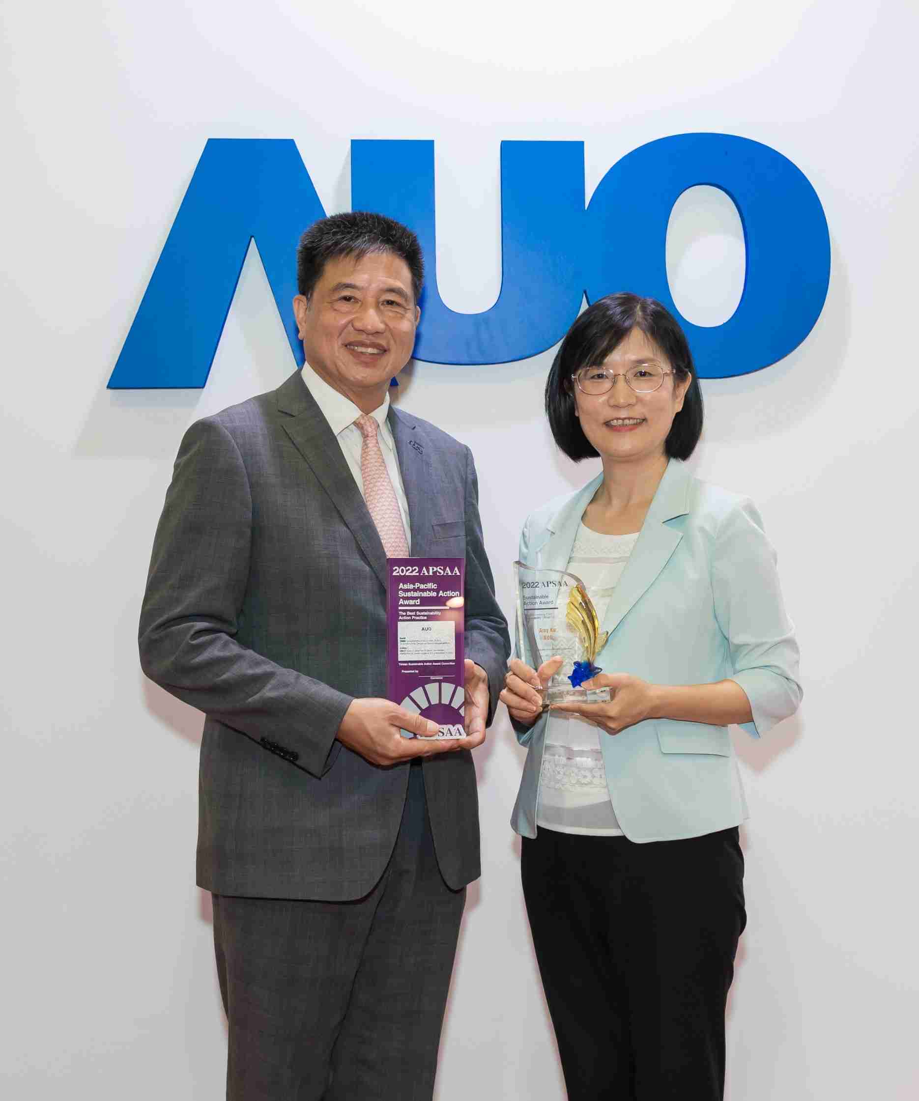 MG电玩长期垫筑永续远景的基石，，，透过ESG暨气候委员会逐步实践永续策略蓝图。。。其中，，，MG电玩光电永续长古秀华带领团队、、、制定中长期目标，，，缔造多面向亮眼表现，，获得「顶尖永续长奖」的个人奖殊荣（左：MG电玩光电董事长暨执行长彭双浪，，，右：MG电玩光电永续长古秀华）