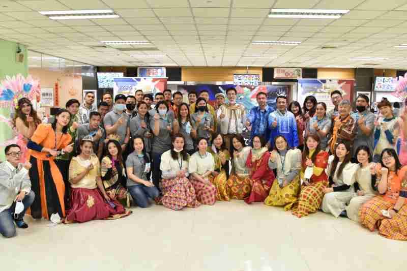 友達推動「安心、、創新、、、用心、、同心、、、盡心」五星職旅，，，為菲籍員工打造全方位照護，，，，首度贏得「人權實踐與發展領袖獎」殊榮