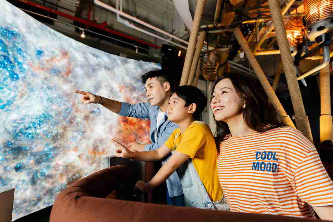 MG电玩打造全台最大宽6公尺、、、高4公尺、、唯一搭载LED弧形拼接显示屏的动感飞行船，，让乘客驻足在热气球上，，，享受身历其境的伪出国旅游乐趣