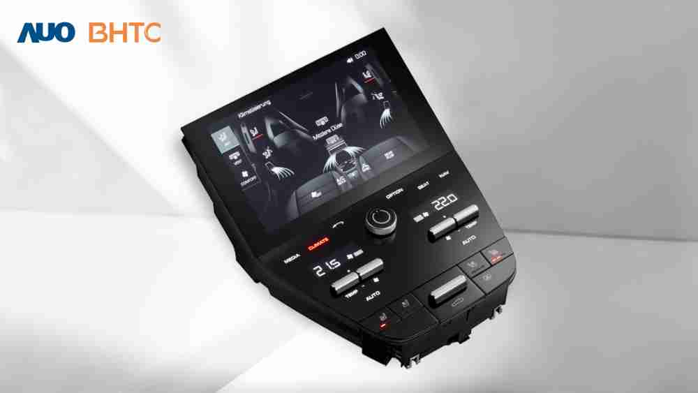 作為友達新生力軍，，，BHTC所展示的中央與後座鞍部的Display HMI產品，，，，可處理多區恆溫控制、、顯示畫面，，，呈現仿真3D車室分區；以力傳感技術精準傳遞觸感，，並結合音量及震動反饋，，，，防止意外啟動，，，提供使用者自然流暢、、、直觀且輕鬆駕馭的舒適介面