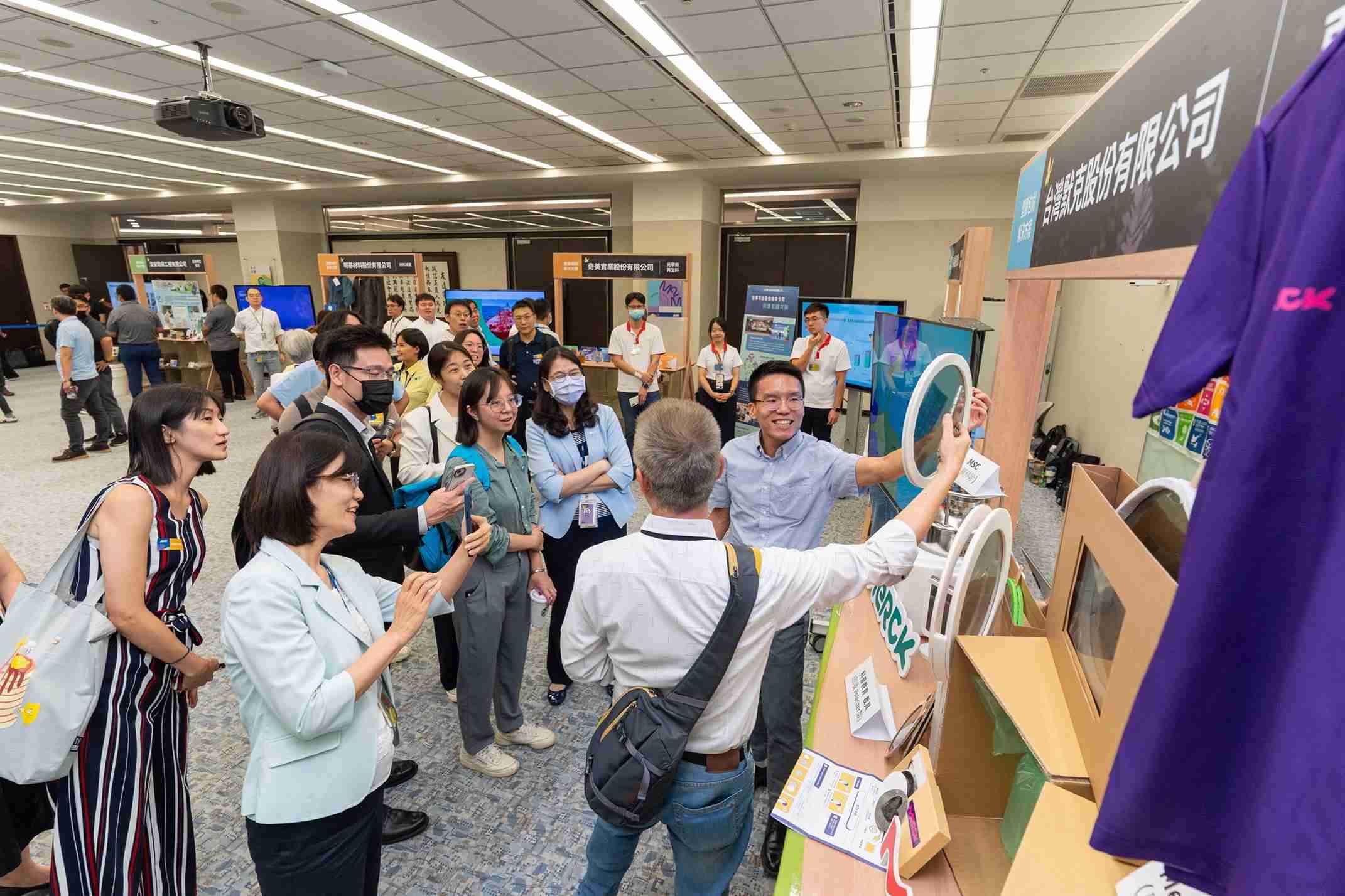 MG电玩连手产业伙伴策划首届生态圈联展，，展示如何将废塑料循环再利用，，，，创新解决方案包括：塑料包材再生与循环使用、、、、再生塑料研发及应用、、废塑料回收再生技术、、、减塑生活提案等