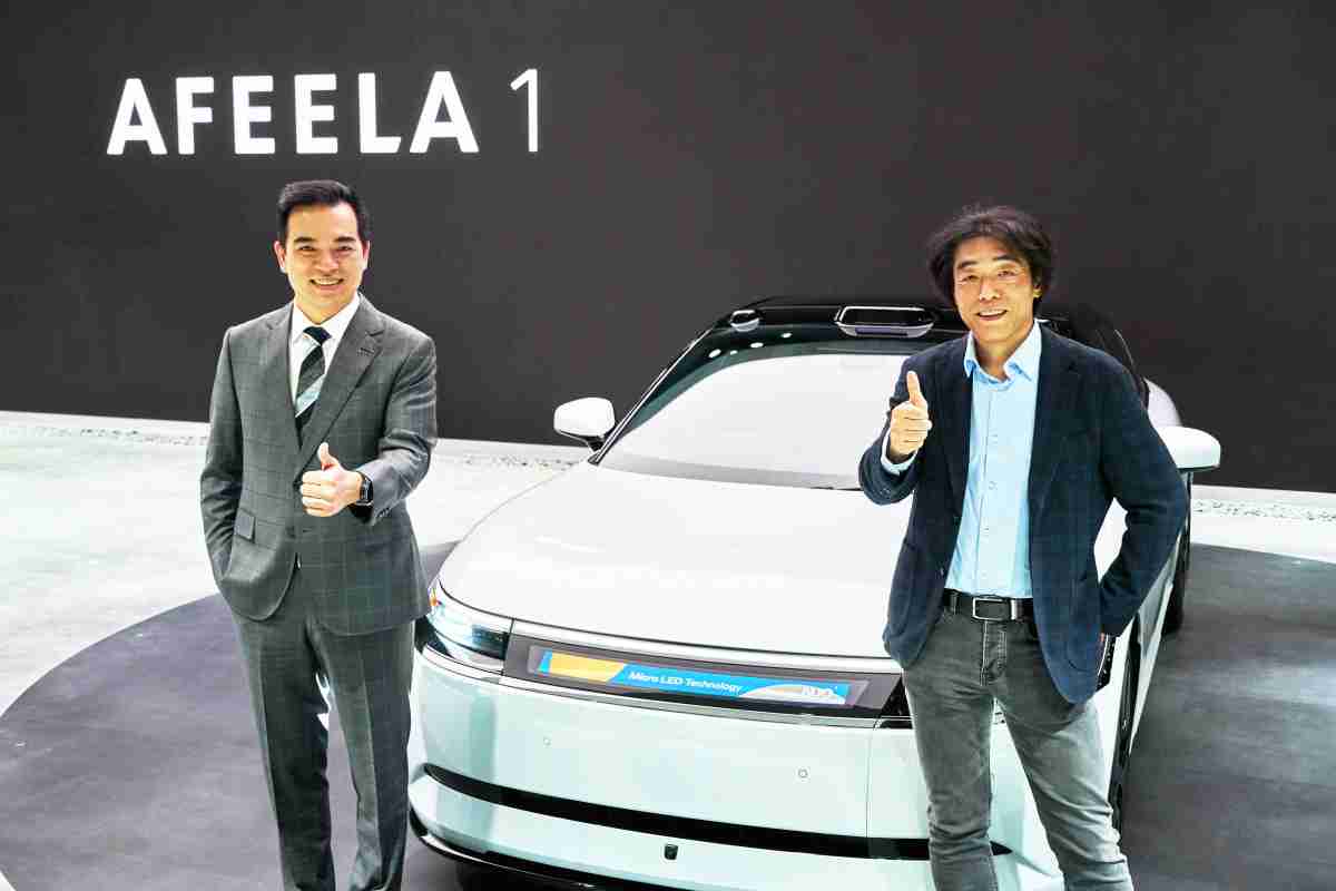 MG电玩与Sony Honda Mobility携手合作，，率先全球展示搭载于AFEELA电动车上，，首款应用在车身外部的Micro LED 车头显示解决方案 (Micro LED Media Bar Solutions)。。MG电玩光电执行长暨总经理柯富仁(左)与Sony Honda Mobility代表取缔役社长兼营运长川西泉(lzumi Kawanishi)(右)在CES 现场展现双方坚定持续创新的承诺，，，，实现更加人性化与智慧的驾乘体验。。。